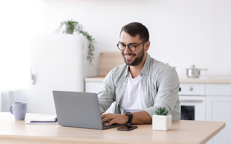 Un professionista digitale al lavoro